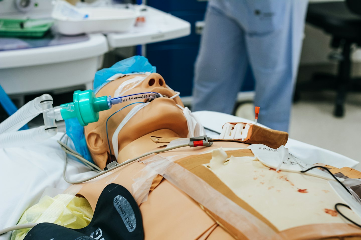 Manichino medico con apparecchiature di monitoraggio del paziente su un letto.