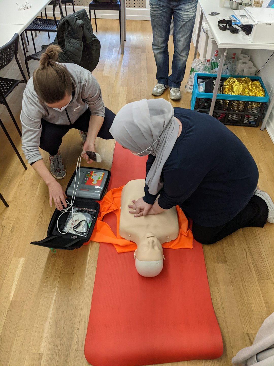 Due donne praticano la RCP e l'uso del defibrillatore su un manichino.